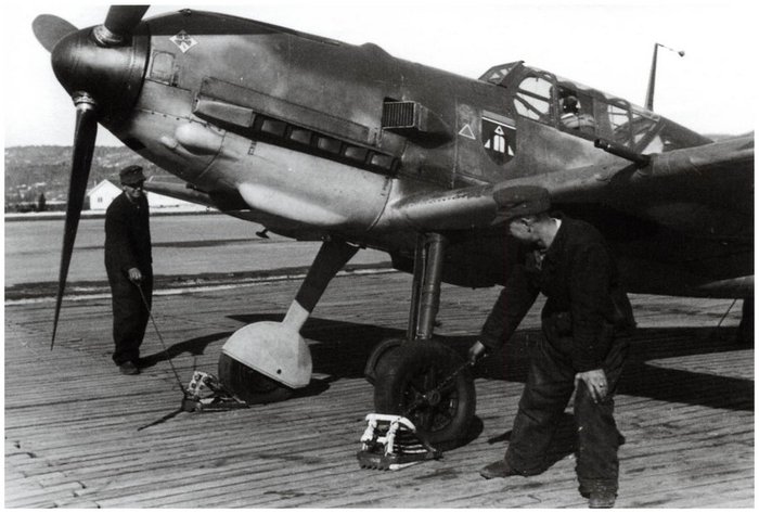 Me Bf 109T (12 blanc) avec l'emblème du 6.-JG 5 à Vaernes en  mai-juin 1942.jpg